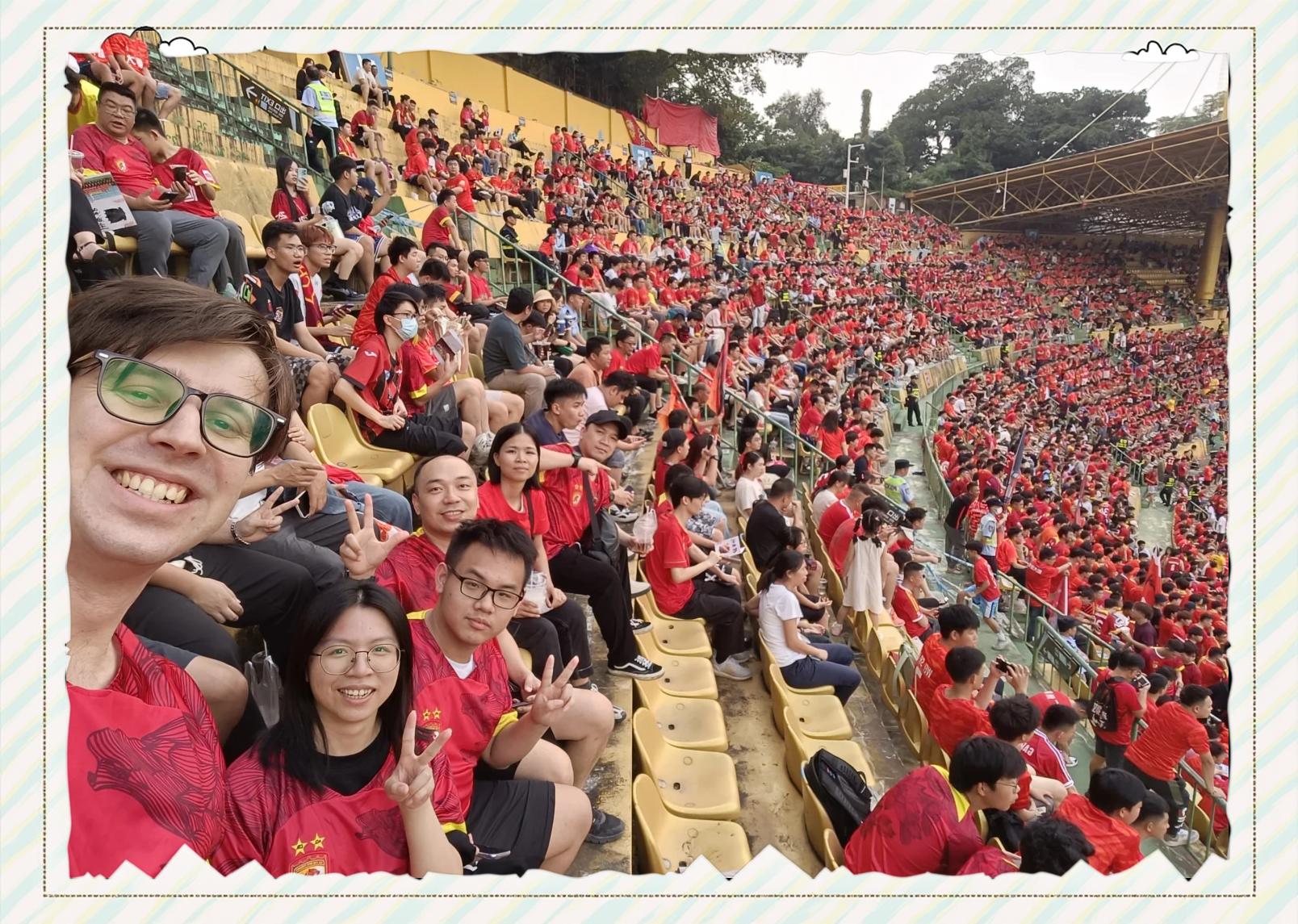 包含球迷热情:球迷夜场助威盛况记录的词条 包含球迷热情:球迷夜场助威盛况记录的词条