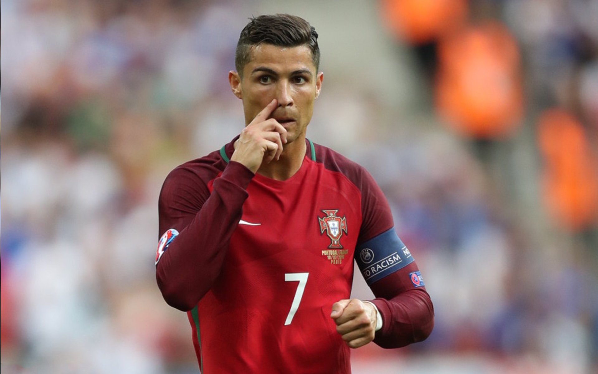 激烈对抗在场上上演，球员们拼尽全力，激烈的对抗英文